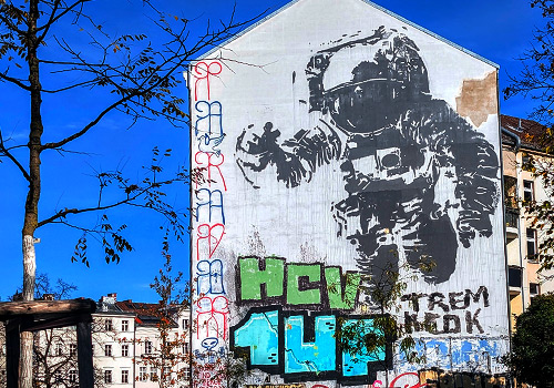 Foto eines Wandgemäldes an einer Hausfassade.