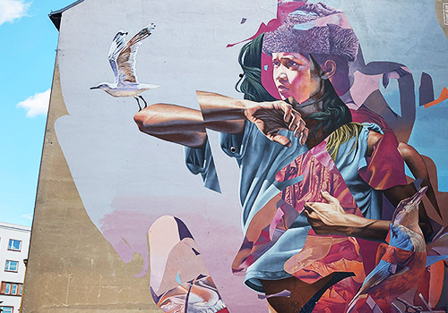 Foto eines Wandgemäldes an einer Hausfassade.